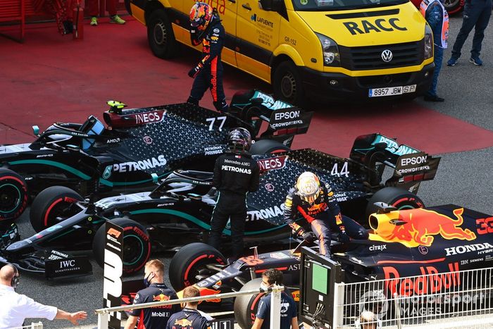 Ganador de la pole Lewis Hamilton, Mercedes-AMG Petronas F1, y el tercero Max Verstappen, Red Bull Racing, en Parc Ferme