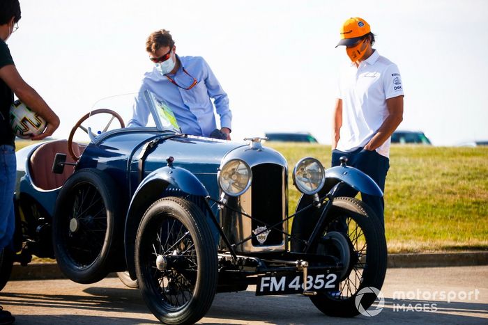 Stuart Pringle, director del circuito de Silverstone y Carlos Sainz Jr., McLaren 