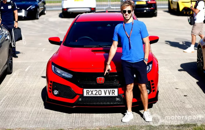 Pierre Gasly, AlphaTauri, llega en su Honda Civic Type R