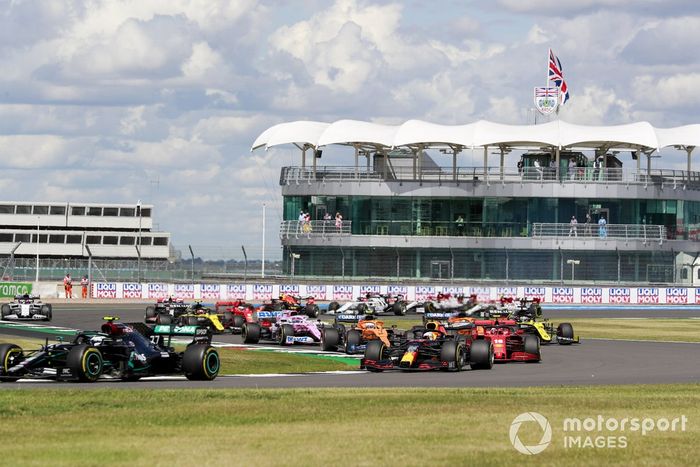 Valtteri Bottas, Mercedes F1 W11, Max Verstappen, Red Bull Racing RB16 al inicio