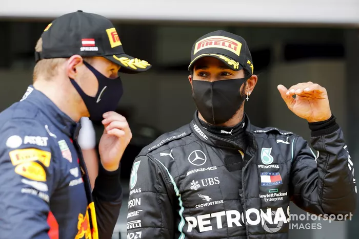 Max Verstappen, Red Bull Racing y el ganador de la carrera Lewis Hamilton, Mercedes-AMG Petronas F1 celebran en Parc Ferme 