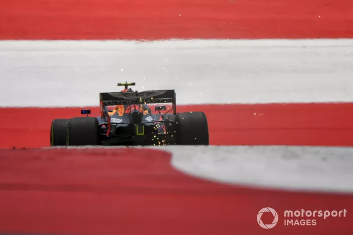 Las chispas se elevan desde el monoplaza de Alex Albon, Red Bull Racing RB16