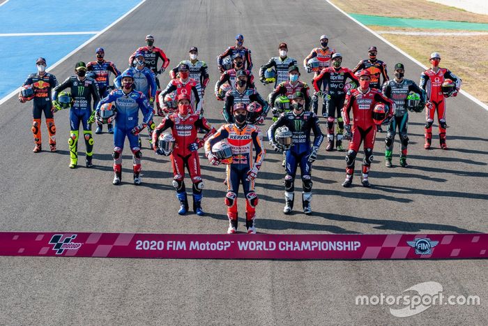 Foto de familia de los pilotos de MotoGP 2020