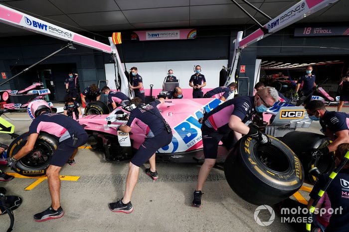 El equipo de Racing Point practica una pit stop con el monoplaza de Nico Hulkenberg Racing Point RP20 