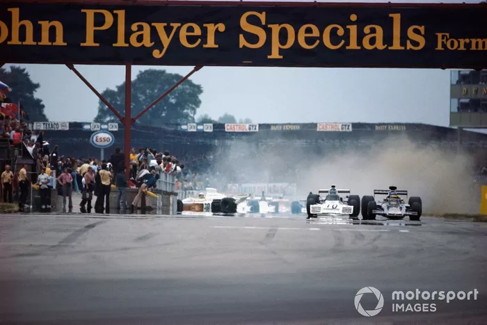 Ganador de la pole Ronnie Peterson, Lotus 72D Ford, Carlos Reutemann, Brabham BT42 Ford mientras Jody Scheckter, McLaren M23 Ford hace un trompo
