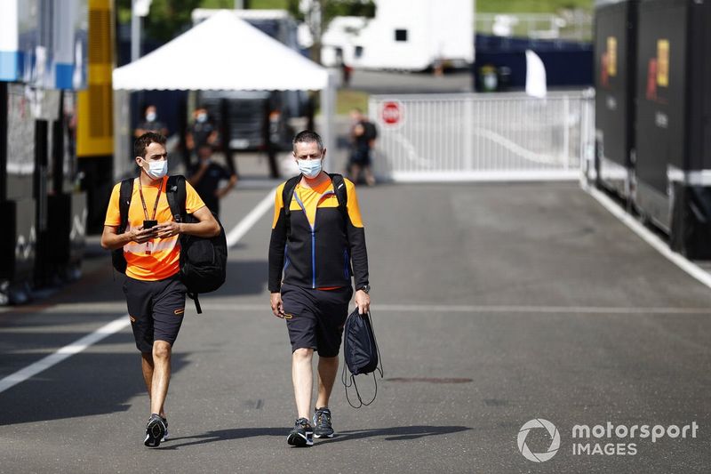 Miembros de McLaren en el paddock