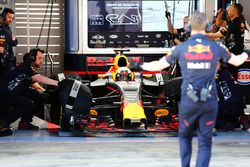 Señales de un empleado de Red Bull a Daniel Ricciardo, Red Bull Racing, mientras se prepara para sal