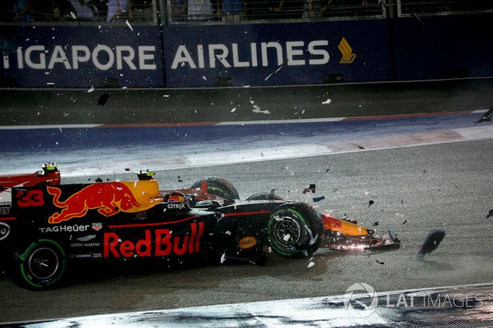 Los coches de Kimi Raikkonen, Ferrari SF70H y Max Verstappen, Red Bull Racing RB13 chocados después del accidente