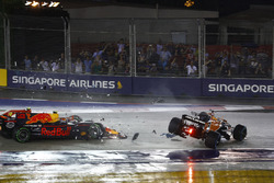 Startcrash: Max Verstappen, Red Bull Racing RB13, Kimi Raikkonen, Ferrari, Fernando Alonso, McLaren
