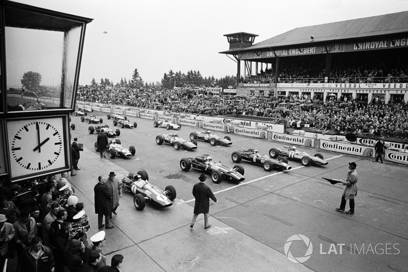 Polesitter Jim Clark, Lotus, John Surtees, Cooper, Jackie Stewart, BRM, en Ludovico Scarfiotti, Ferrari