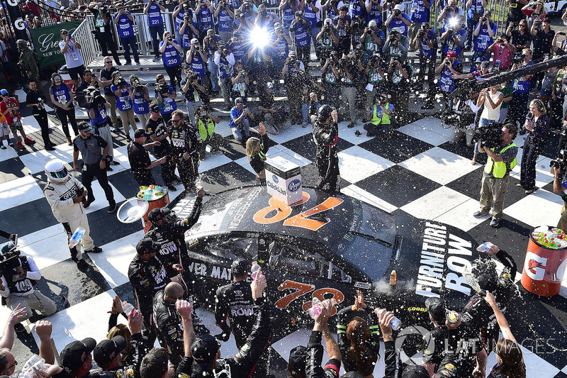 4. El vencedor de la prueba Martin Truex Jr., Furniture Row Racing Toyota