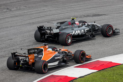 https://cdn-2.motorsport.com/images/mgl/0rKBPN72/s9/f1-malaysian-gp-2017-kevin-magnussen-haas-f1-team-vf-17-fernando-alonso-mclaren-mcl32.jpg