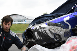La voiture accidentée de Carlos Sainz Jr., Scuderia Toro Rosso STR12