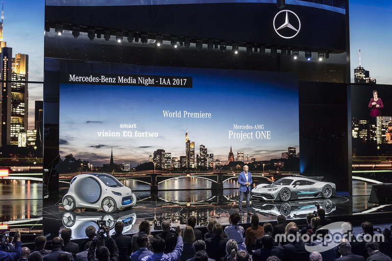 Dr. Dieter Zetsche, Presidente del Consejo de dirección de Daimler AG y jefe de los coches de Mercedes Benz, con el showcar Mercedes-AMG Project ONE y la visión inteligente EQ fortwo