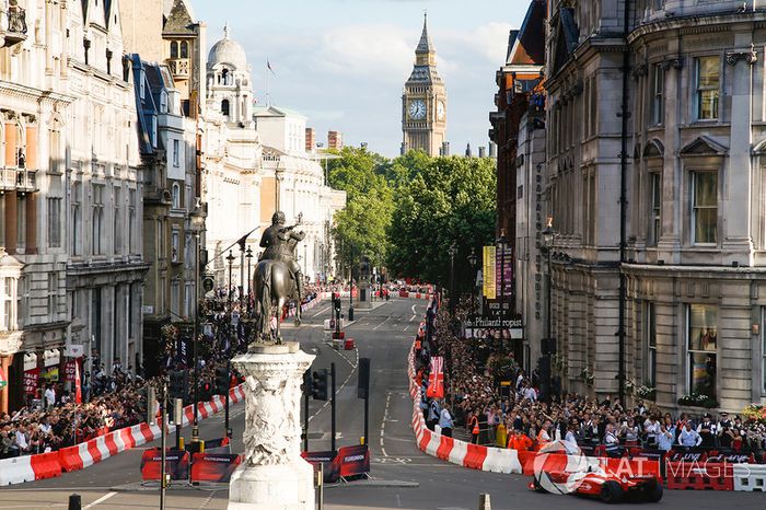 Jenson Button, McLaren, da un paseo a Naomi Campbell en un biplaza
