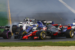 Kevin Magnussen, Haas F1 Team VF-17, Marcus Ericsson, Sauber C36, et Lance Stroll, Williams FW40, au départ