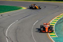 Fernando Alonso, McLaren MCL32, leads Nico Hulkenberg, Renault Sport F1 Team RS17