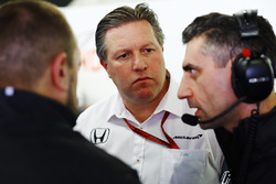Zak Brown, Geschäftsführer McLaren im Gespräch mit den Ingenieuren