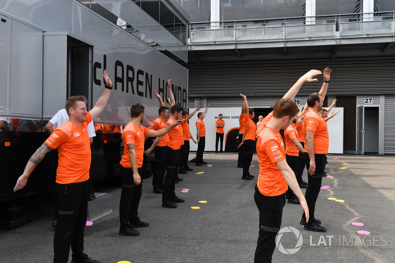 ¿Ejercicios de estiramiento en McLaren o coreografía?
