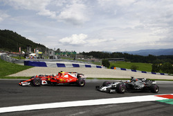 Kimi Raikkonen, Ferrari SF70H, Daniel Ricciardo, Red Bull Racing RB13, Romain Grosjean, Haas F1 Team VF-17