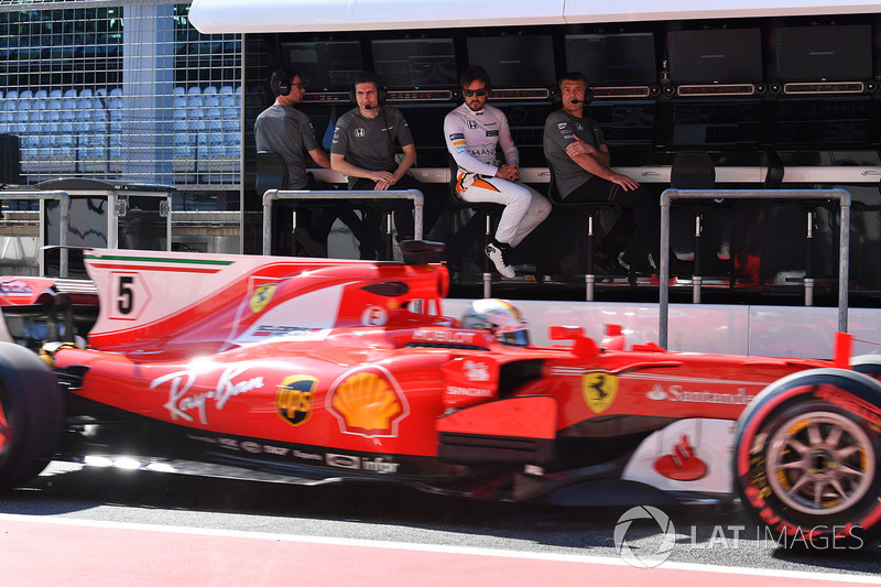 Fernando Alonso, McLaren ve Andrea Stella, McLaren mühendisi Sebastian Vettel'i izliyor, Ferrari SF70H