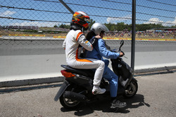Retiro de Stoffel Vandoorne, McLaren en un scooter