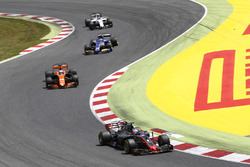 Ромен Грожан, Haas F1 VF-17, Фернандо Алонсо, McLaren MCL32, Паскаль Верляйн, Sauber C36, Лэнс Строл