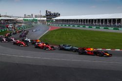 Max Verstappen, Red Bull Racing RB13 y Valtteri Bottas, Mercedes-Benz F1 W08