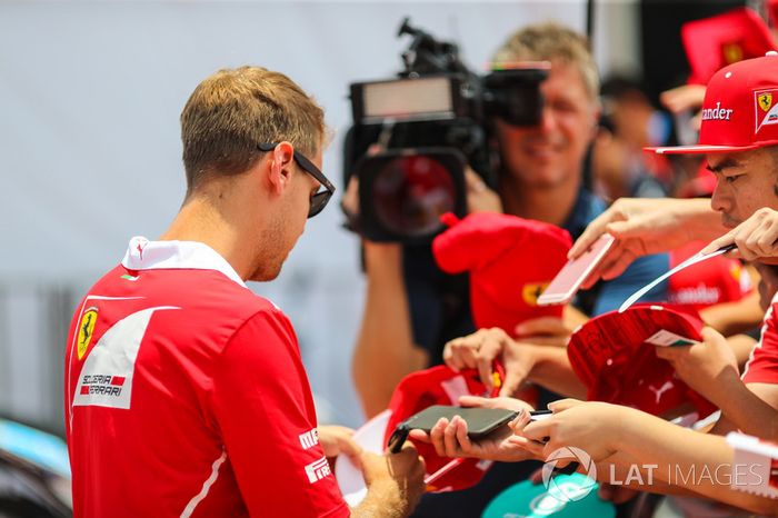 Sebastian Vettel, Ferrari, firmando autógrafos a los fans