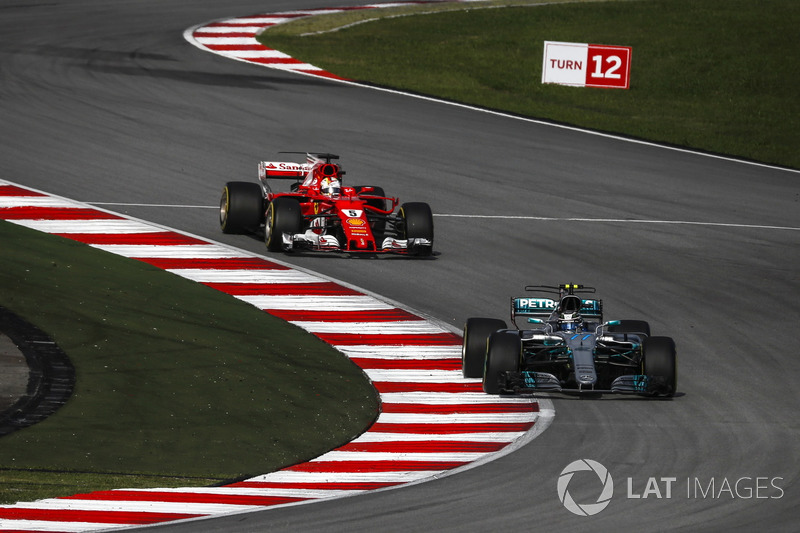 Valtteri Bottas, Mercedes-Benz F1 W08 et Sebastian Vettel, Ferrari SF70H