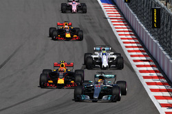 Lewis Hamilton, Mercedes AMG F1 W08 et Max Verstappen, Red Bull Racing RB13
