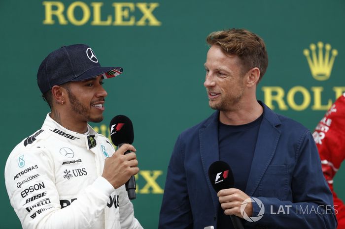 Ganador de la carrera Lewis Hamilton, Mercedes AMG F1, es entrevistado por Jenson Button, McLaren, en el podio
