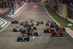Départ : Valtteri Bottas, Mercedes F1 W08, Sebastian Vettel, Ferrari SF70H, Lewis Hamilton, Mercedes F1 W08, Max Verstappen, Red Bull Racing RB13, Daniel Ricciardo, Red Bull Racing RB13, Kimi Raikkonen, Ferrari SF70H