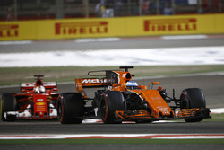 Fernando Alonso, McLaren MCL32 y Sebastian Vettel, Ferrari SF70H