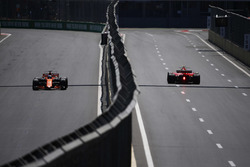 Fernando Alonso, McLaren MCL32, Kimi Raikkonen, Ferrari SF70H, dans des directions opposées