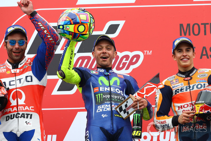 Подиум: обладатель второго места Данило Петруччи, Pramac Racing, победитель Валентино Росси, Yamaha Factory Racing, третье место – Марк Маркес, Repsol Honda Team
