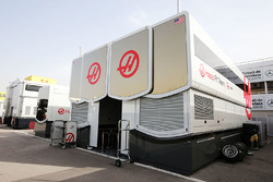 LKWs vom Haas F1 Team in der Boxengasse