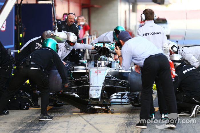 Nico Rosberg, Mercedes AMG F1 practices a pit stop