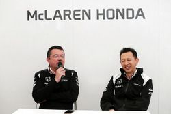 Eric Boullier, Director de carreras de McLaren con Yusuke Hasegawa, director del programa de Honda F