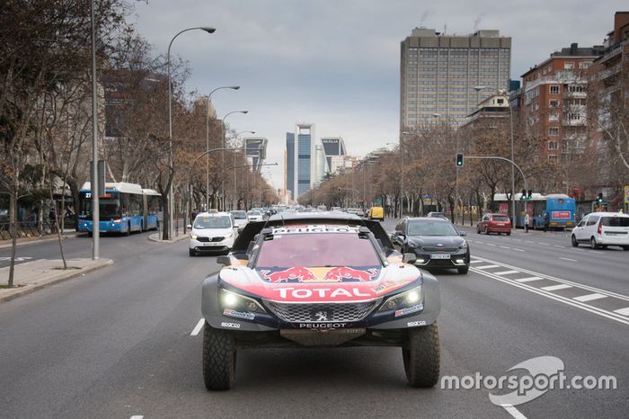 Carlos Sainz, Lucas Cruz, Peugeot Sport en las calles de Madrid