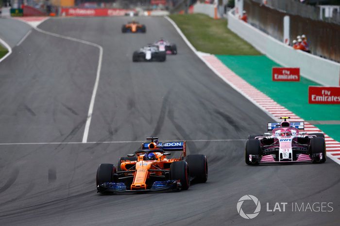 Fernando Alonso, McLaren MCL33, Esteban Ocon, Force India VJM11