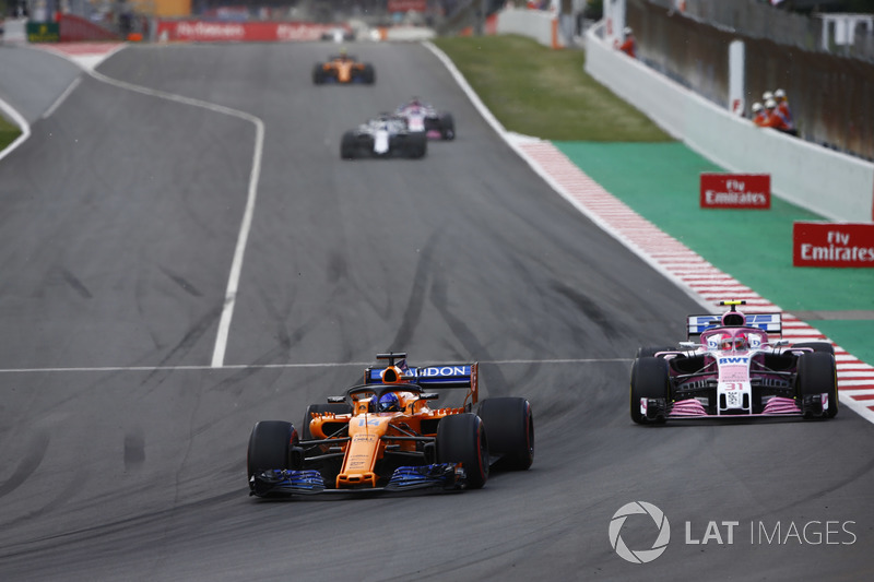 Fernando Alonso, McLaren MCL33, Esteban Ocon, Force India VJM11