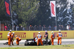 Romain Grosjean, Haas F1 Team VF-18, sale de su auto dañado después de un accidente de vuelta uno