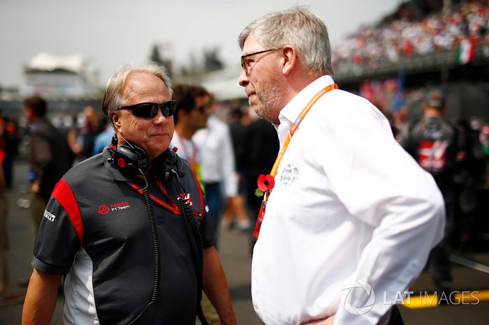 Gene Haas, Team Owner, Haas F1 Team, con Ross Brawn, director deportivo de la FOM
