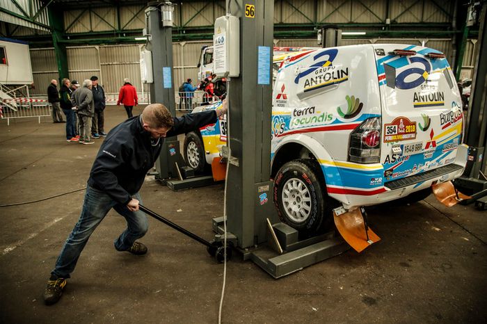 Equipos se preparan en Le Havre para el largo viaje a Lima, Perú