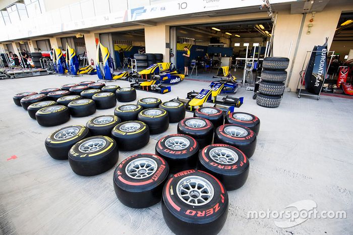 Neumáticos Pirelli afuera del DAMS garage