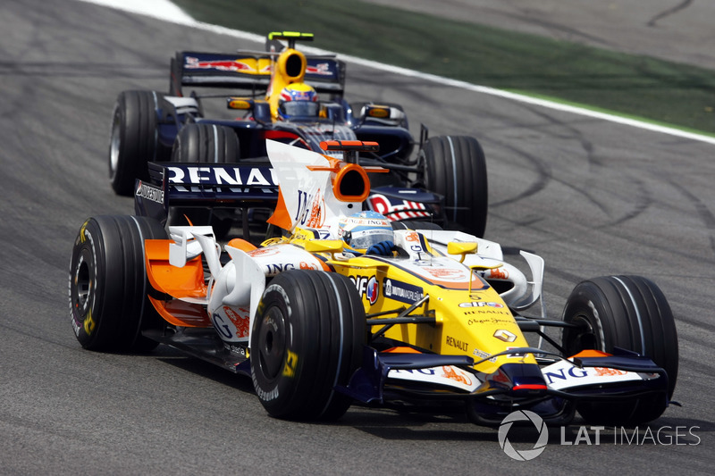 Fernando Alonso, Renault F1 Team R28, devance David Coulthard, Red Bull Racing RB4