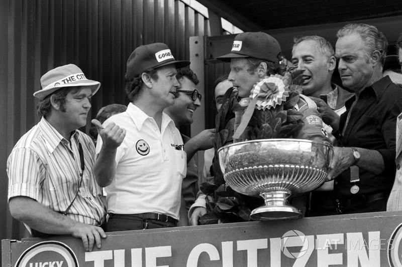 Podium: Bert Baldwin, Goodyear informs race winner Niki Lauda, Ferrari of the tragic fatal accident suffered by Tom Pryce, Shadow