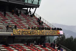 Des fans avec une bannière Carlos Sainz