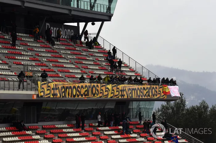 Aficionados y pancartas